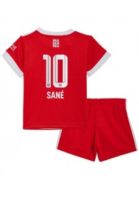 Fotbalové Dres Bayern Munich Leroy Sane #10 Dětské Domácí Oblečení 2022-23 Krátký Rukáv (+ trenýrky)